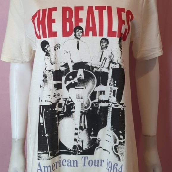 Nasty Gal The Beatles American Tour 1964 Short Sleeve Graphic Band Tee in Cream - Picture 2 of 7